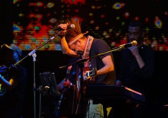 Tangis Keluarga Pecah saat Lagu Kasih Putih Iringi Pelepasan Jenazah Glenn Fredly di Gereja