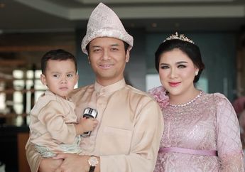 Dipersunting Pangeran Keraton Solo, Vicky Shu Tak Malu Pamer Foto Pakai Daster Saat Gendong Putranya: Ketika Anak Kedua Sudah Ganteng dan Ibu Masih Dasteran...