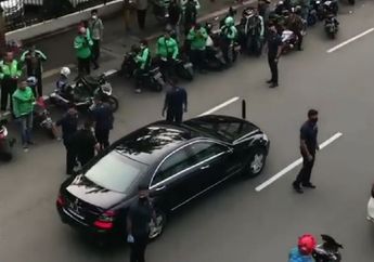 Presiden Jokowi Bagikan 400 Paket Sembako untuk Ojek Online dan Pedagang Asongan di Sepanjang Jalan yang Dilewati