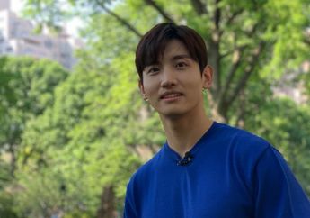 Unggah Potret Changmin di Balik Panggung Inkigayo, Kyuhyun Super Junior Terkejut Member TVXQ Itu Dimanja oleh 9 Staf Sekaligus!
