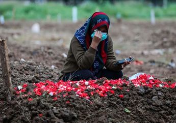 Respect! Wawali Pasuruan sampai Rela Cium Kening Penggali Kubur demi Yakinkan Warganya bahwa Pemakaman Jenazah Covid-19 Tak Sebabkan Penularan
