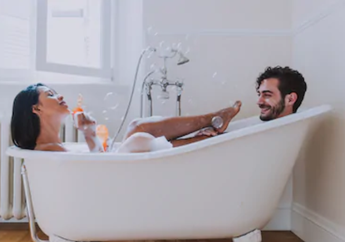 Sensasi Bercinta Dalam Air, Ingat Ada Bahaya yang Mengintai Perempuan!