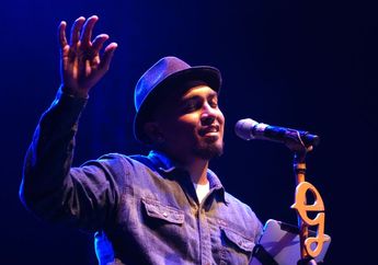Terpampang di Tembok Jakarta, Mural dengan Wajah Glenn Fredly Dibuat oleh Sekelompok Anak Muda untuk Kenang Sang Musisi, Netizen: Aaah Keren Banget!