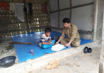 Melanggar Imbauan Pemerintah! Seorang Guru di Sumenep Harus Mengajar dari Rumah ke Rumah, Alasannya Tak Terduga