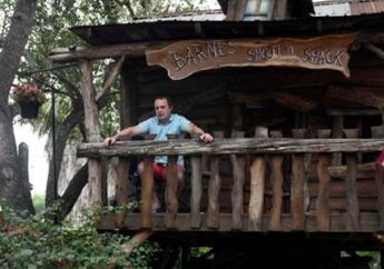 Jadi Pasukan Garda Depan, Dokter Ini Gunakan Rumah Pohon Anaknya untuk Isolasi Diri