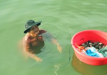 Bikin Terenyuh, Nenek Tua Ini setiap Hari Berendam di Air Laut hingga Membuat Kulitnya Terkena Ruam, Ternyata Ini Tujuannya