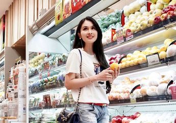 Pakai Baju Mirip Daster dengan Jahitan Baju Yang Dinilai Aneh, Penampilan Sandra Dewi Kali Ini Bikin Netizen Salfok!