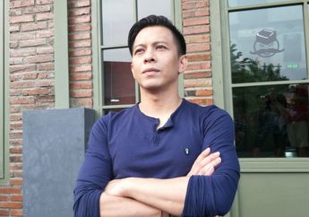 Cantiknya Sosok Ibunda Ariel NOAH, Disebut Mirip Sarah Amalia dan Berpenampilan Sholeha Saat Plesiran Bareng Sang Putra dan Cucu ke Jepang