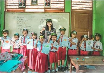 Ada Wali Murid yang Tak Punya Smartphone, Guru SD Ini Rela Ngajar Door to Door ke Rumah Murid di Tengah Pandemi Covid-19, &lsquo;Kasihan Kalau Ketinggalan Banyak Materi&rsquo;