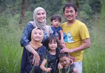 Pamer Foto Pakai Baju Khas Imlek, Zaskia Adya Mecca Ungkap Fakta Unik Dibaliknya: Betapa Ragamnya Keluarga Kami..