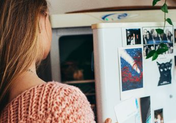 Kebiasaan Simpan Makanan Bersama Plastiknya di Kulkas Ternyata Berbahaya Bagi Tubuh, Simak Cara Mudah Mengganti Plastik dan Mengatur Ulang Lemari Pendingin di Rumah!