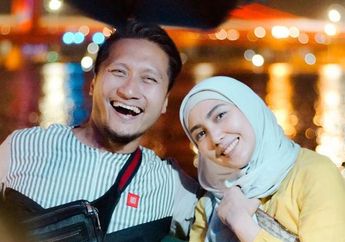 Bentuk Protes terhadap Emmanuel Macron, Arie Untung Menggeletakan Tas Mewah Asal Prancis : Barang-barang Recehan Ini Gak Layak Ada di Lemari