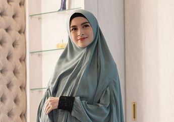 Donita Pamer Swafoto Saat Pertama Kali Berhijab, Kecantikan Istri Adi Nugroho Langsung Dipuji Habis-habisan oleh Deretan Selebriti Tanah Air!