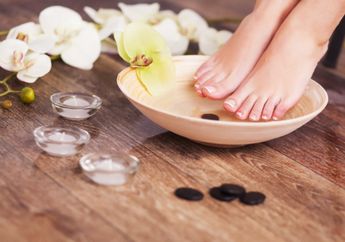 Perubahan Luar Biasa akan Kalian Dapatkan Jika Merendam Kaki dengan Soda Bikarbonat, Berani Coba?