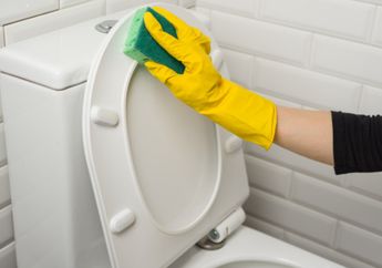 Mau Tahu Cara Praktis Atasi Kerak Bandel pada Kloset Toilet? Ternyata Mudah Banget Loh!