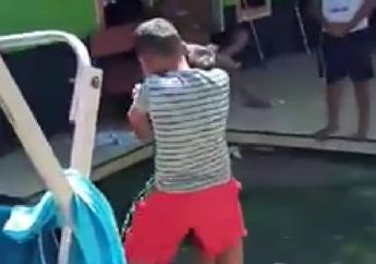 Heboh Video Bocah di Bawah Umur Tega Menghajar Temannya hingga Lemas dan Tersungkur Malah Jadi Tontonan Warga yang Berada di TKP, Netizen: Nggak Usah Ada Video Klarifikasi Langsung Proses Saja!