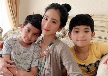 Bunga Zainal Bongkar Foto Jadul Anak Bujangnya saat Masih Bocah, Intip Penampilan Karan Pradhi Singh yang Bikin Tercengang Gegara Rambut Kribonya!