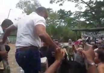 Cegat Para Pejabat yang Mampir, Emak-emak di Besipae NTT Ramai-ramai Bertelanjang Dada Ajukan Protes Tak Sudi Tanah Leluluhur Seenak Jidat Dirampas Negara!