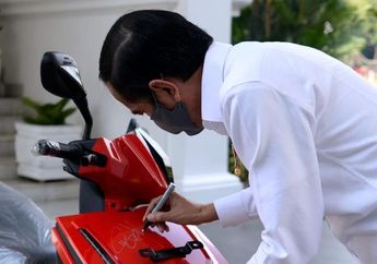 Enteng Keluarkan Uang Tabungan Rp 2,55 Miliar, Pemenang Lelang Skuter Listrik Tanda Tangan Jokowi Ternyata Adik Bungsu Orang Dekat Sang Presiden: Anak Umur 19 Tahun!