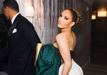 Ada Penampakan Sosok Tak Dikenal Ngintip di Balik Jendela, Foto Seksi Jennifer Lopez Bikin Fans Bergidik Ngeri!