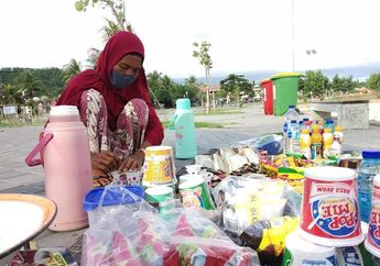 Cuma Raup Rp 50 Ribu Sehari, Pedagang Asongan di Pantai Kuta Mandalika Gigit Jari karena Jajanannya Tak Ada yang Laku: Nasi Bungkus Sampai Saya Makan Sendiri daripada Basi...