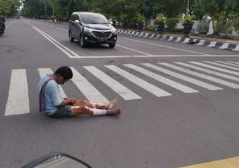 Nekat Ngesot di Zebra Cross, Seorang Pengemis Akhirnya Ketahuan Berbohong, Ia Berdiri dan Langsung Lari Saat Melihat Anggota TNI Lewat!