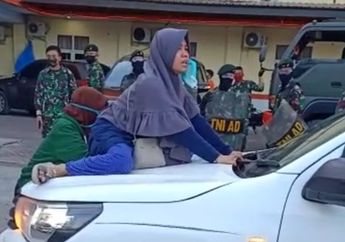 Rela Cium Sepatu Tim Gugus Tugas, Seorang Suami Tak Terima Jenazah Istrinya Dimakamkan di Makam Khusus Covid-19