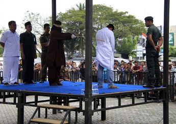 Dicambuk 100 Kali karena Ketahuan Berzina di Bengkel, Salah Satu Terpidana Merintih Kesakitan Hingga Tumbang dan Dilarikan Ke Rumah Sakit Saat Pukulan ke-74 Dilayangkan!