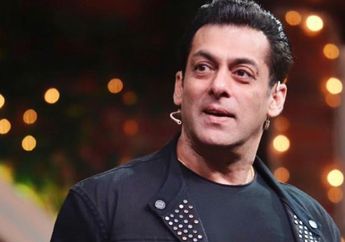 Punya Harta Triliunan, Salman Khan Tetap Nyapu Halaman Rumah Pakai Sapu Lidi, Penampilannya Sederhana Banget!&nbsp;