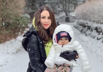 Pasang Wajah Cemberut Saat di Pangkuan Ibunya, Ekspresi Putri Momo Geisha Justru dapat Nyinyiran Menohok dari Netizen: Itu Mirip Mama Sebelum Hidungnya Mancung!