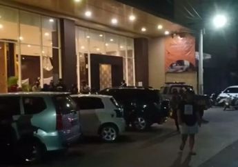 Geruduk Hotel Tempat Pasien Dikarantina, Puluhan Warga Makassar Minta Keluarganya Dipulangkan!