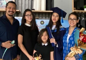 Sang Anak Wisuda Virtual di Rumah Aja, Tora Sudiro Ajak Iguana Kesayangannya untuk Foto Keluarga