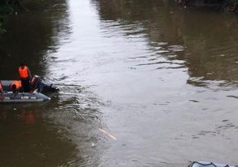 Tak Melihat Kedatangan Air Bah saat Memancing, Seorang Wartawan Bersama Anaknya Hilang Terbawa Arus yang Membawa Debit Banjir Bandang