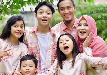 Jadi Janda dan Nikahi Pesepak Bola Kondang, Okie  Agustina Ngaku Sempat Kesusahan Dekatkan 3 Anaknya dari  Pasha Ungu dengan Suami Baru: Mendekatkan Mereka Sangatlah  Tidak Mudah...