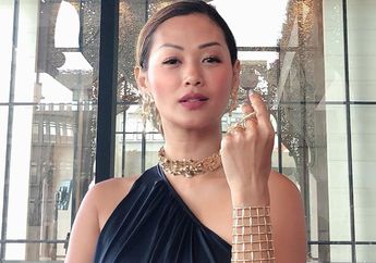 Kelewatan Seksi dan Tak Ragu Umbar Lekuk Tubuhnya, Indah Kalalo Kepergok Tampil Memesona saat Makan Es Krim di Siang Bolong, Netizen sampai Puji Warna Kulitnya