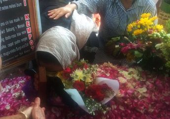 Buat Janji Foto Bareng Istri Tua Mendiang Didi Kempot di Depan Sobat Ambyar, Yan Vellia Malah Ketahuan Nggak Sowan Saputri Selesai Peringatan 40 Hari di Makam Sang Maestro: Ada Apa? 