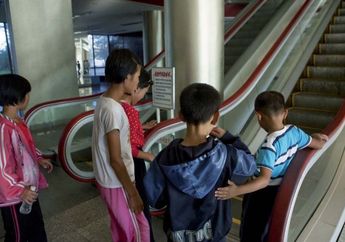 Deretan Foto Sisi Lain dari Korea Utara Ini Bocor! Salah Satunya Anak-anak yang Mengagumi Eskalator