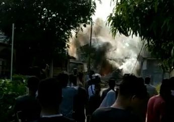 Dikira Dentuman Bom, Warga Justru Dikejutkan dengan Jatuhnya Pesawat Tempur TNI AU di Pemukimannya! Sang Pilot Ditemukan Terjatuh 500 Meter dari Lokasi Kecelakaan di Semak-semak