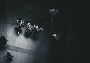 Jangan Senang Dulu! Ini Arti Mimpi Kembali ke Sekolah dan Bertemu Teman Lama yang Ternyata Tak Selalu Baik