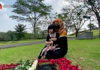 Putri Ririn Ekawati Merengek Tak Mau Pulang saat Ziarah ke Makam sang Ayah: Papa Kok Enggak Muncul-muncul?