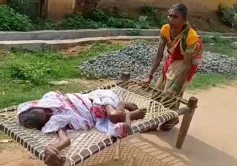 Karena Uang Rp 278.000, Ibu Berusia 100 Tahun yang Terkulai Lemas Ini Ditarik Anaknya ke Bank dengan 'Gerobak Anyaman' Sejauh 400 Meter