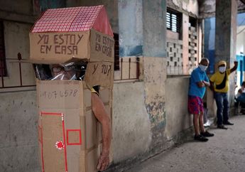 Kreatif! Seorang Nenek Asal Kuba Ciptakan APD Unik dari Kardus Bekas, Justru Menarik Perhatian dan Menghibur Orang-orang