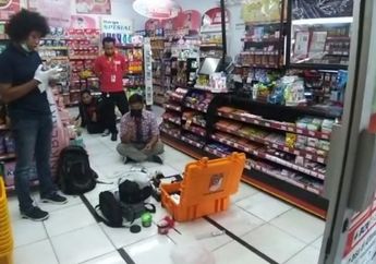 Berhasil Gondol Rp 40 Juta dalam Sekejap, Kawanan Perampok Ancam Penjaga Kasir dengan Menggunakan Golok dan Linggis!&nbsp;