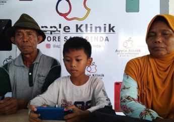 Peras Keringat Siang Malam Demi Belikan HP Buat Cucu Kesayangan, Pemulung Tua Ini Berani Bayar Pakai Uang Receh Sekarung Sampai Bikin Pegawai Konter Iba