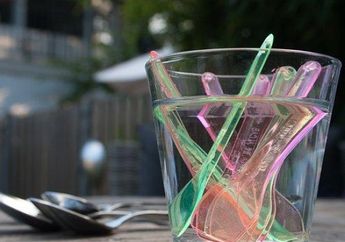 Seram, Ternyata Begini yang Dirasakan Tubuh Saat Kita Menghangatkan 'Plastik' di Microwave