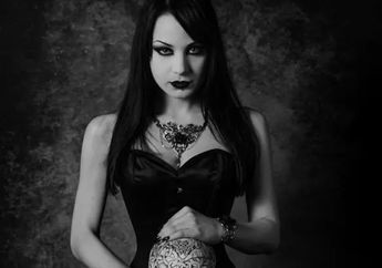 Ngaku Jadi Vampir Usia 600 Tahun, Wanita Ini Dandan Pucat dan Jalani Hidup Bak Hantu Sungguhan Sampai Minum Darah Manusia: Rasanya Seperti Logam!