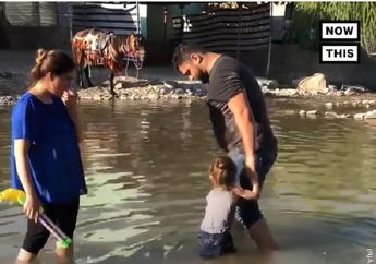 Video Detik-Detik Satu Keluarga Selamat dari Ledakan Bom yang Meledak Hanya Beberapa Meter dari Tempat Mereka Berada