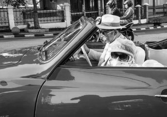 Beri Hadiah Setelah 3 Bulan Mendekam di Rumah karena Pandemi, Ridwan Kamil Ajak Sang Ibunda Keliling Kota Bandung Pakai Mobil Antik