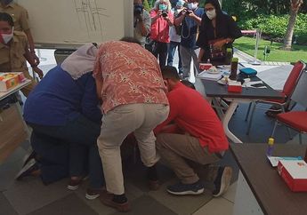 Detik-detik Video Wali Kota Risma Menjatuhkan Diri Berpegang Pada Kaki Dokter, Sujud dan Menangis Tersedu-sedu di Hadapan Audiensi IDI