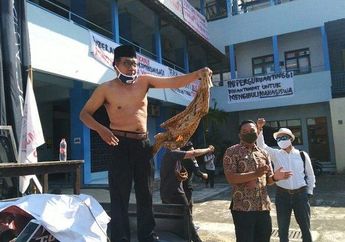 Ikutan Demo Bareng Ratusan Mahasiswa Lawan Ketua Yayasan yang Dianggap Zalim, Rektor Uniba Solo Nayatakan Mundur dari Jabatan Hingga Lakukan Aksi Lepas Baju!